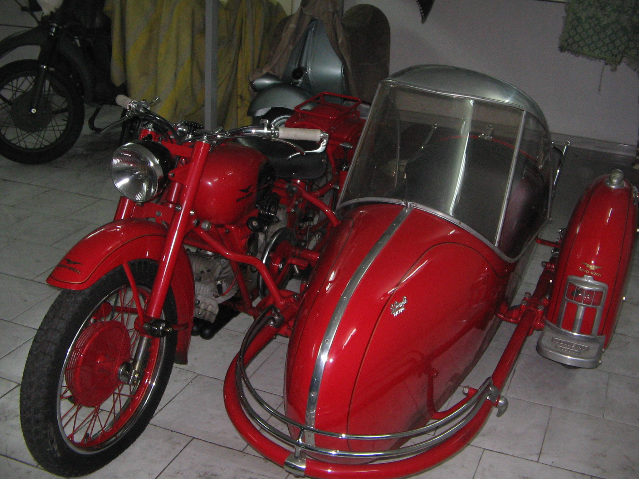 MOTO GUZZI ASTORE 1954 TUTTA IN REGOLA VISTA DA ALTRE ANGOLAZIONI
